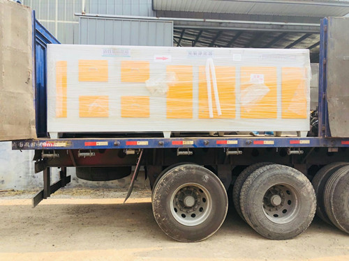 我公司為河南橡膠廠生產(chǎn)的活性炭光氧一體機除味設備發(fā)貨現(xiàn)場